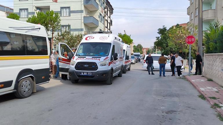 Hafif ticari araçla kreş servisi çarpıştı; 8i çocuk, 11 yaralı