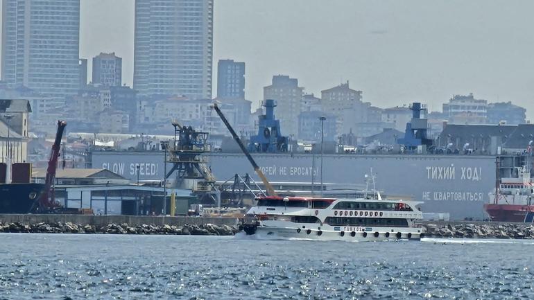 Haydarpaşa Limanından kalkan PD-30 isimli yüzer havuz boğaz geçişini tamamladı