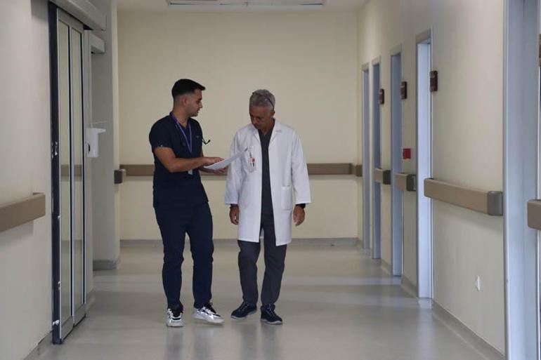 Doktor baba ve oğlu aynı hastanede görev yapıyor