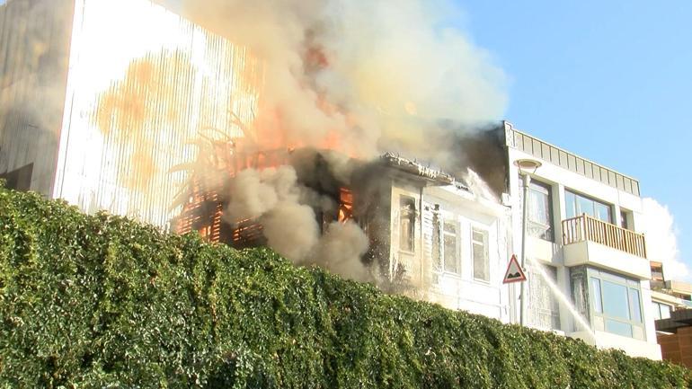 Beyoğlunda ahşap bina alev alev yandı