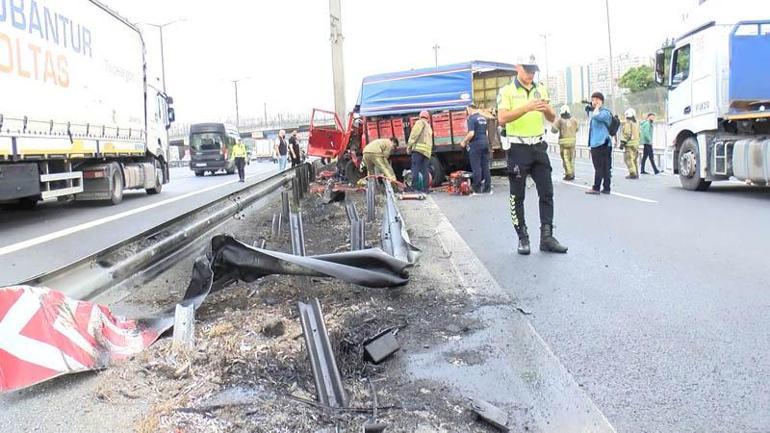 Avcılar TEM Otoyolunda yön tabelasına çarpan kamyonetin motoru fırladı