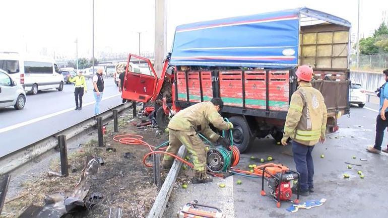 Avcılar TEM Otoyolunda yön tabelasına çarpan kamyonetin motoru fırladı