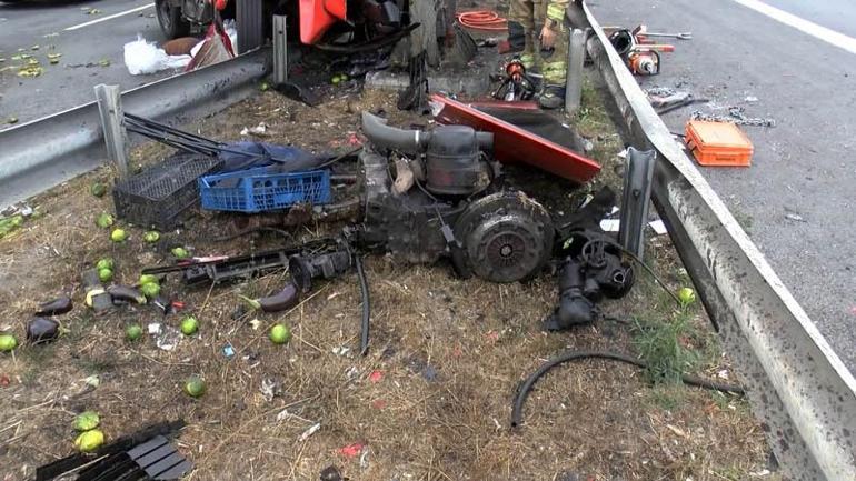 Avcılar TEM Otoyolunda yön tabelasına çarpan kamyonetin motoru fırladı