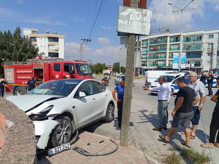 Otomobil ile polis aracı çarpıştı; 3ü polis, 5 yaralı