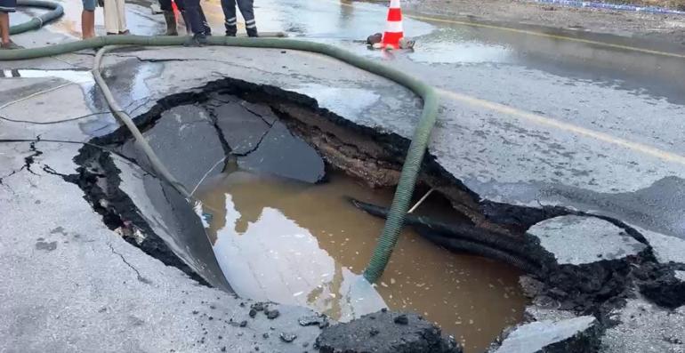 Bodrumda ana isale hattı patladı; suyla dolan zincir market çalışanlarını vatandaşlar kurtardı