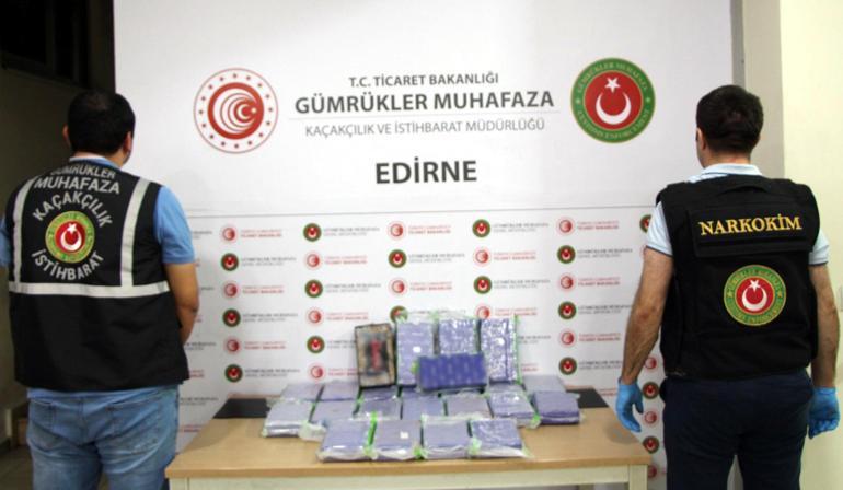 İzmirde 6,1 ton kaçak tütün, Kapıkulede 28 kilo kokain ele geçirildi