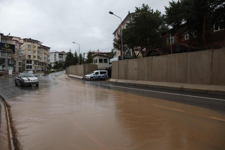 Ahlatta sağanak sele neden oldu