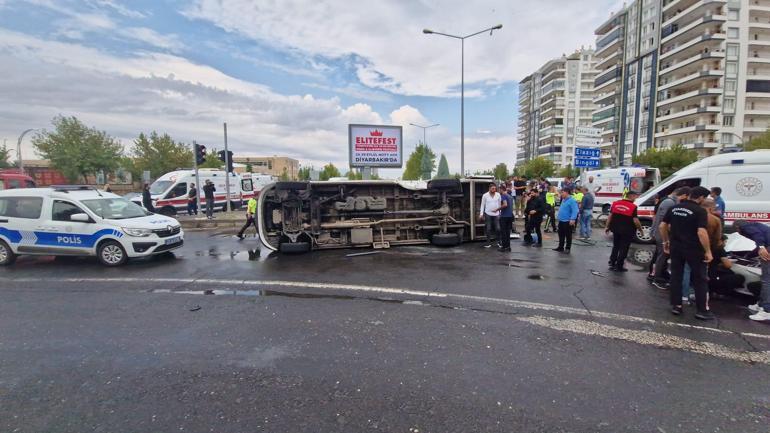 Diyarbakır’da otomobil ile minibüs çarpıştı: 1’i bebek, 10 yaralı