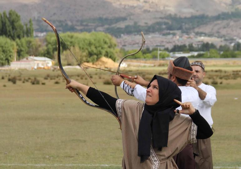 Erzincanda kemankeşler, oklarını en uzağa atmak için yay gerdi