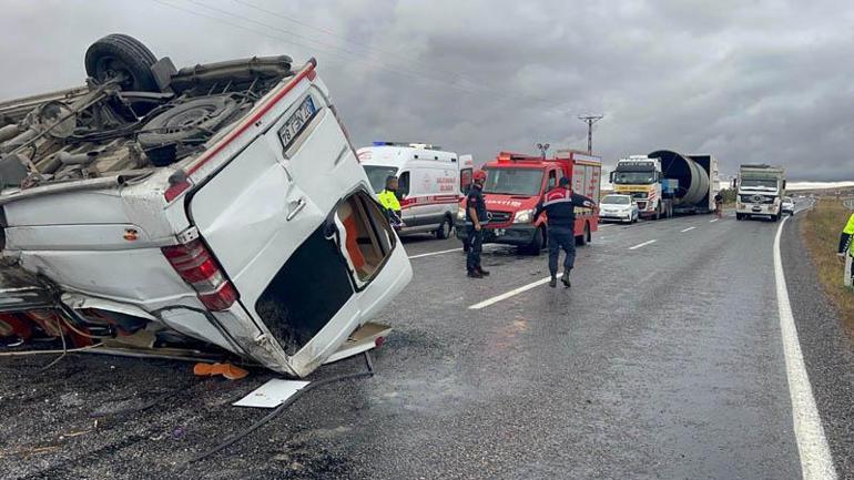 Nevşehirde turistleri taşıyan minibüs devrildi: 18 yaralı