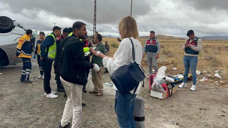 Nevşehirde turistleri taşıyan minibüs devrildi: 18 yaralı