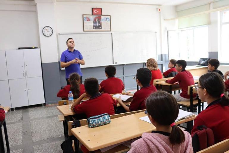 Nefes borusuna tavuk döner kaçan öğrencisini Heimlich manevrasıyla kurtardı