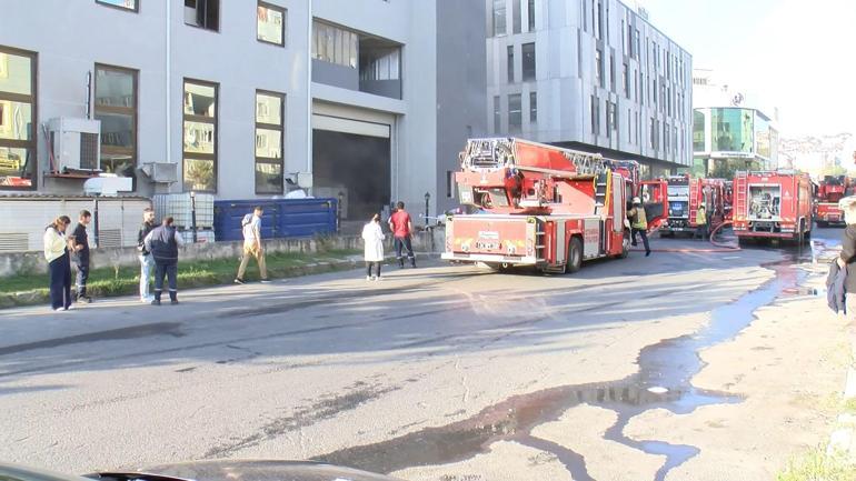 Beylikdüzünde fabrika yangını itfaiye ekipleri tarafından söndürüldü