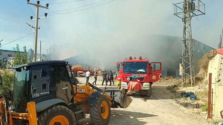 Adanada narenciye paketleme tesisinde çıkan yangın kontrol altında