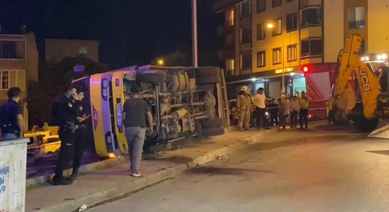 Başakşehirde 3 çocuk devrilen kamyonetin kasasından düşen malzemelerin altında kaldı