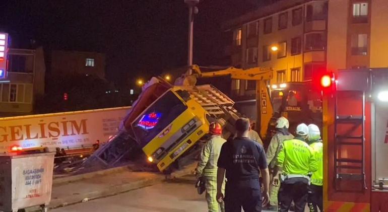 Başakşehirde 3 çocuk devrilen kamyonetin kasasından düşen malzemelerin altında kaldı