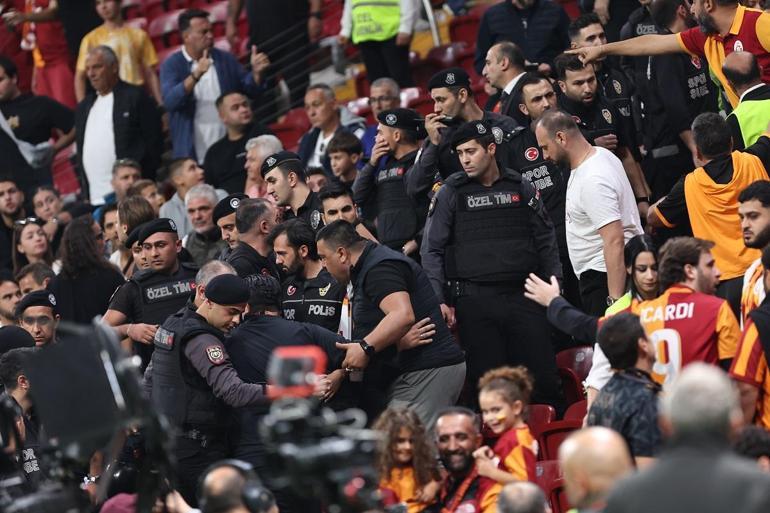 PAOK’lu taraftar, polis eşliğinde stadyumdan çıkarıldı