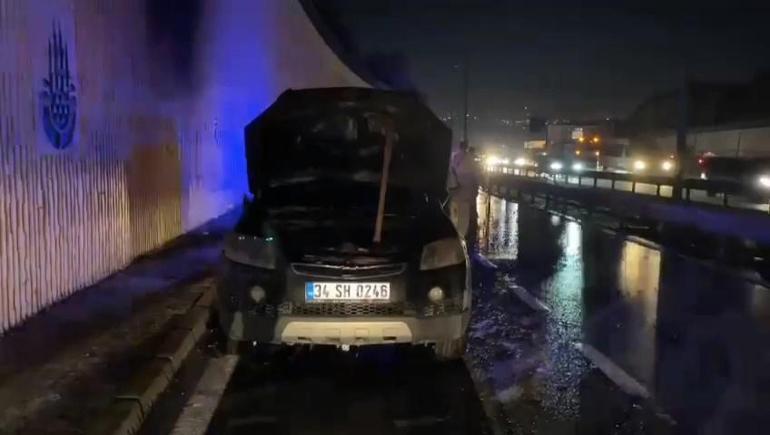 Bakırköyde alev alev yanan otomobil metal yığınına döndü