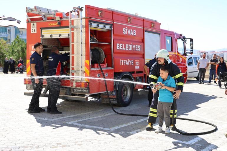 Okula yangın ihbarına gelen itfaiyecilere pastalı sürpriz