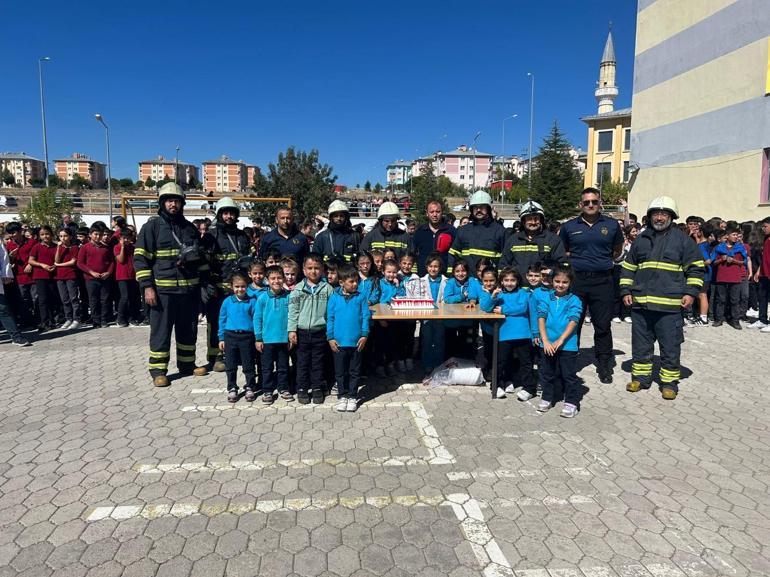 Okula yangın ihbarına gelen itfaiyecilere pastalı sürpriz