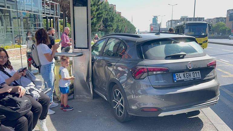 Esenyurtta lastiği patlayan otomobil otobüs durağına daldı: O anlar kamerada