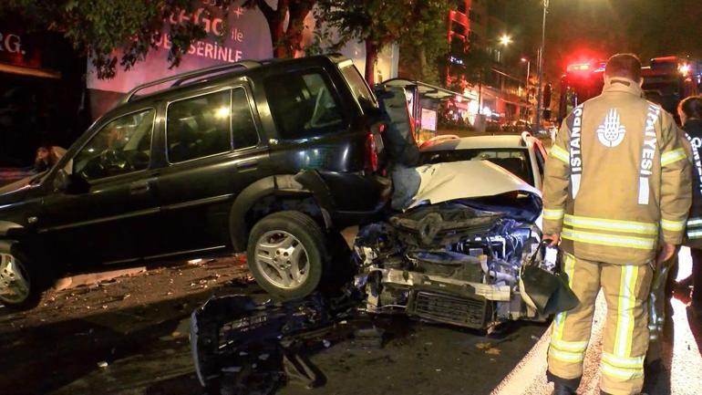 Beşiktaşta, kontrolden çıkan otomobil 5 araca çarptı; kaza sonrası kavga kamerada