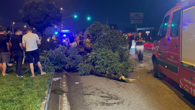 Otomobil, pano ile ağaçlara çarparak ters döndü; 2 yaralı