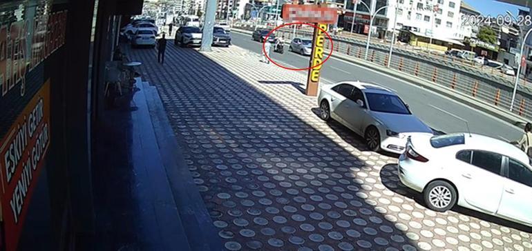 Yol verme tartışmasında motosikletliye çarpıp kaçtı; o anlar kamerada