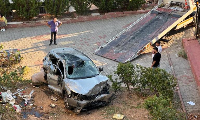 Kontrolden çıkarak apartman bahçesine uçan otomobildeki 2 kişi yaralandı; kaza kamerada