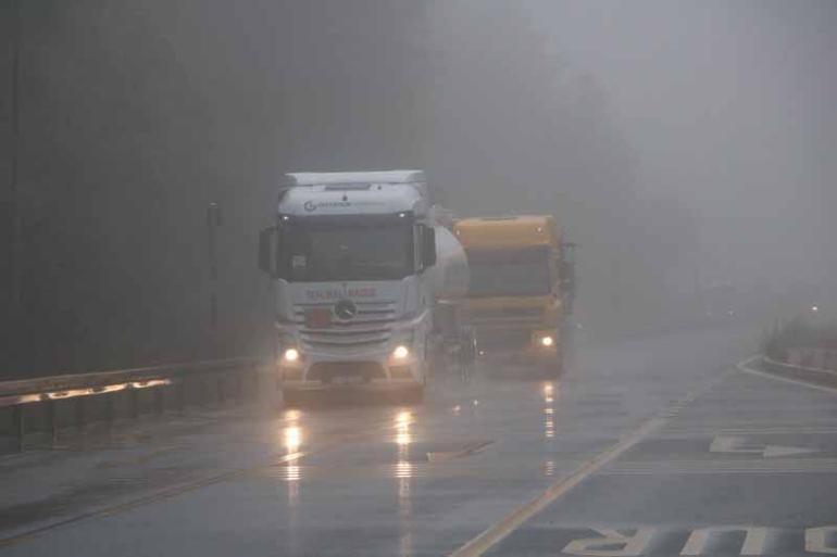 Bolu Dağında sis ve yağmur; görüş mesafesi düştü