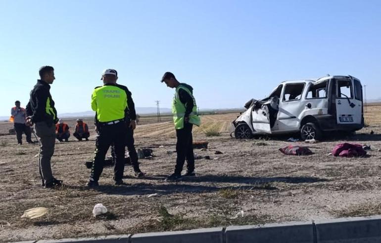 Çekiciye çarpan hafif ticari araç takla attı: 2 ölü, 3 yaralı