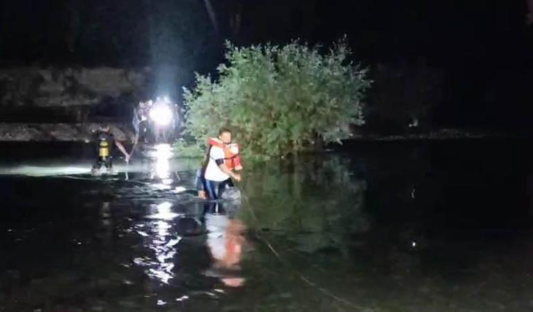 Uyuyunca şelaledeki adacıkta mahsur kalan aile, suyun kesilmesiyle kurtarıldı