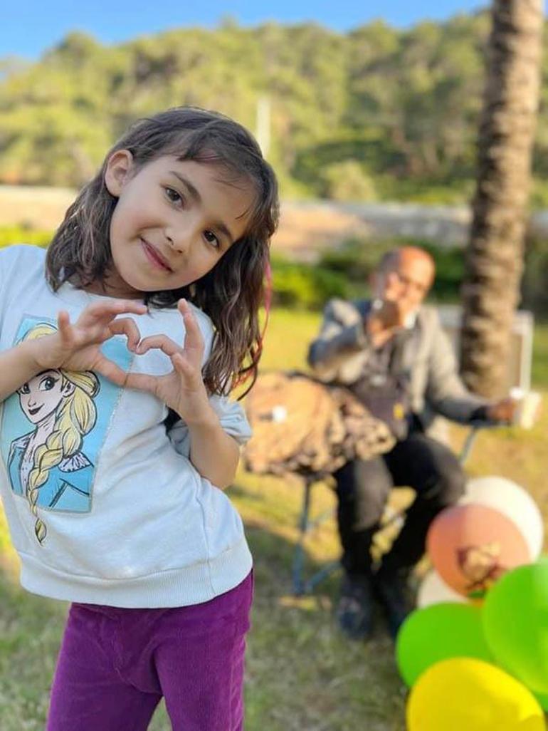 Sahilde tepecikten kayan kumun altında kalan Ezgi, hayatını kaybetti