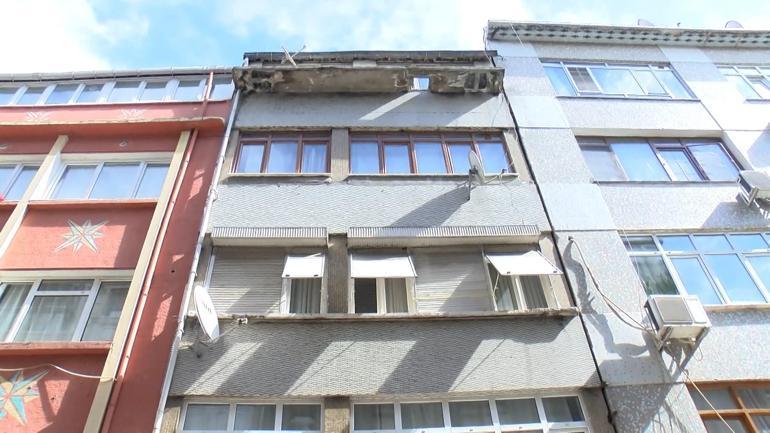 Fatihte temel kazısı sırasında 4 katlı apartmanın duvarı yıkıldı; bitişiğindeki bina yan yattı