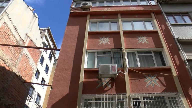 Fatihte temel kazısı sırasında 4 katlı apartmanın duvarı yıkıldı; bitişiğindeki bina yan yattı