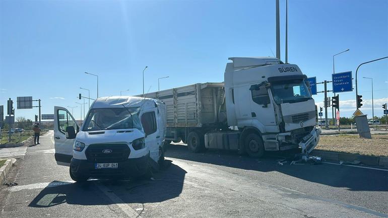 Kırmızıda geçen TIRın çarptığı minibüsün sürücüsü yaralandı; kaza kamerada