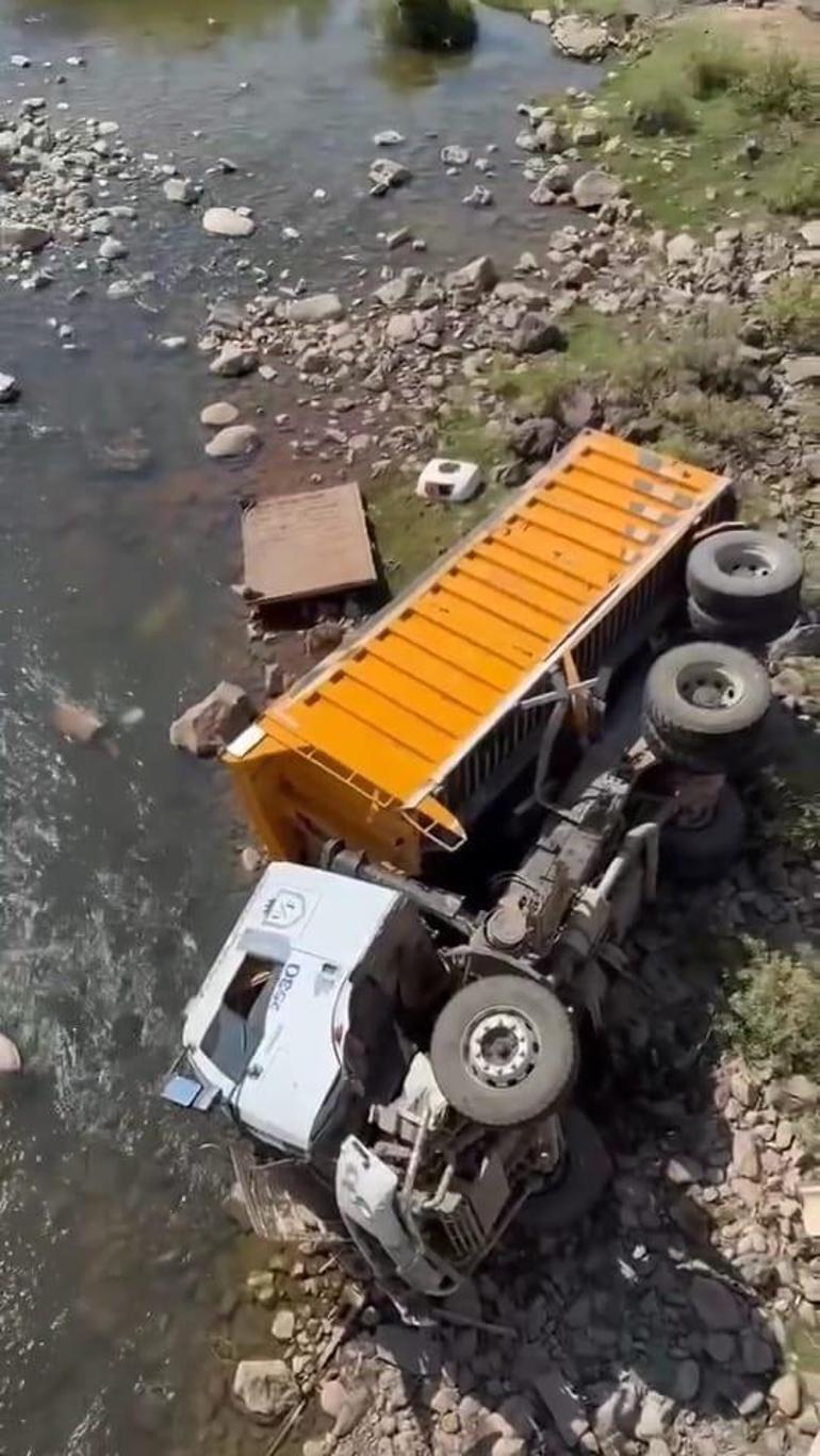 Köprüden düşen kamyonun şoförü ağır yaralandı