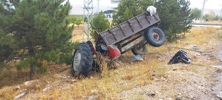 Yolcu otobüsüyle çarpışan traktör ikiye bölündü: 1 ölü, 1 yaralı