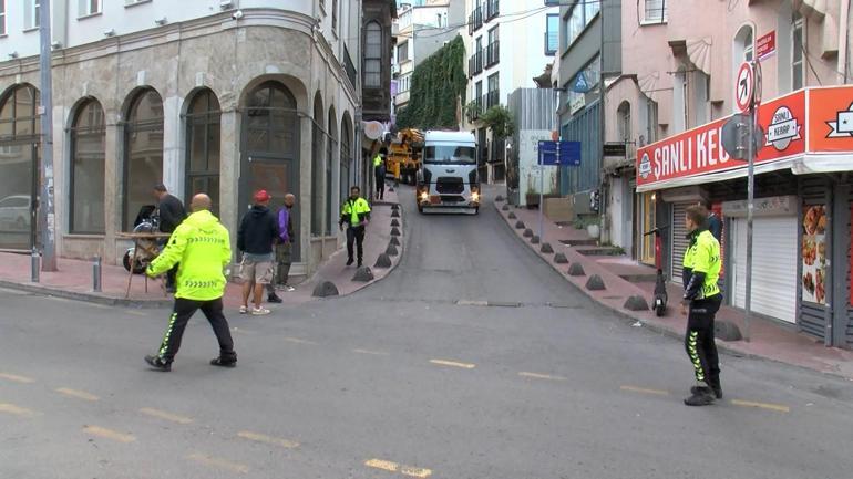 Beyoğlunda virajı alamayan TIR yolu kapattı