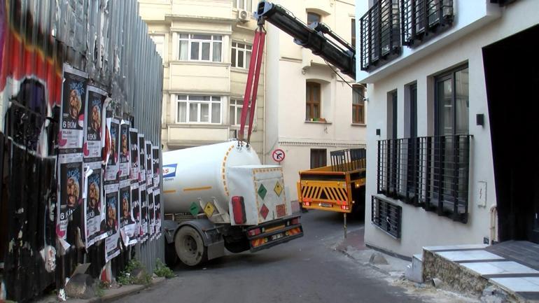 Beyoğlunda virajı alamayan TIR yolu kapattı