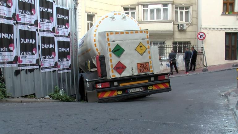 Beyoğlunda virajı alamayan TIR yolu kapattı