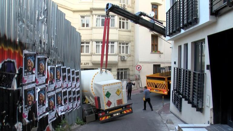 Beyoğlunda virajı alamayan TIR yolu kapattı