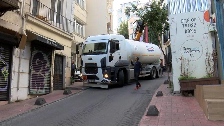 Beyoğlunda virajı alamayan TIR yolu kapattı