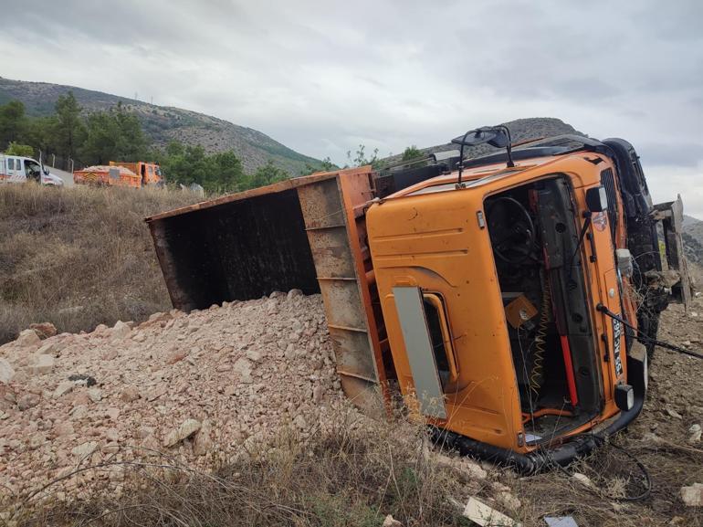 Freni tutmayan kamyon, şarampole devrildi; şoför yaralandı