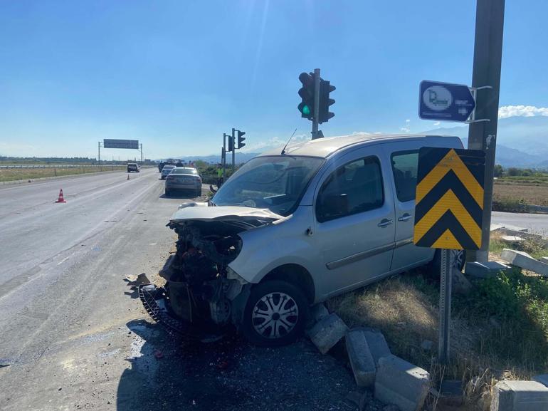 Manisada ambulans ile hafif ticari aracın çarpışması kamerada; 3 yaralı