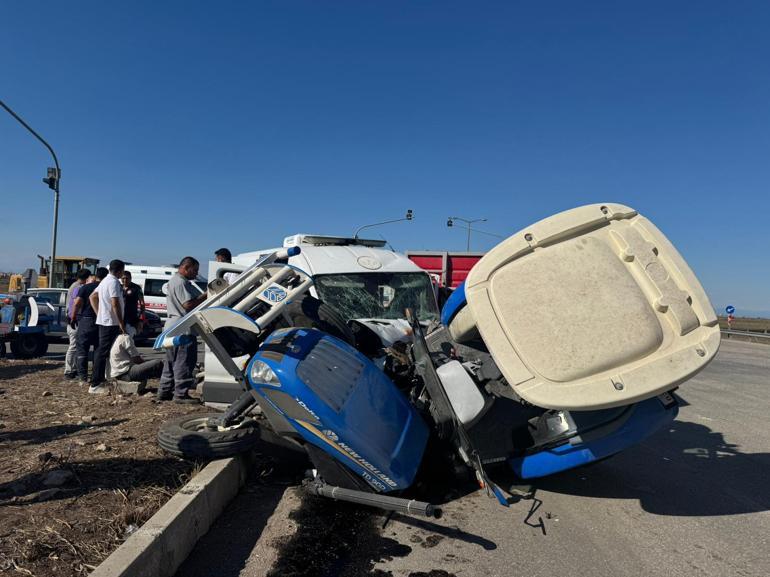 TIR ile kamyonet kazası ardından bölgeye giden cenaze aracı da traktörle çarpıştı: 2 ölü, 4 yaralı