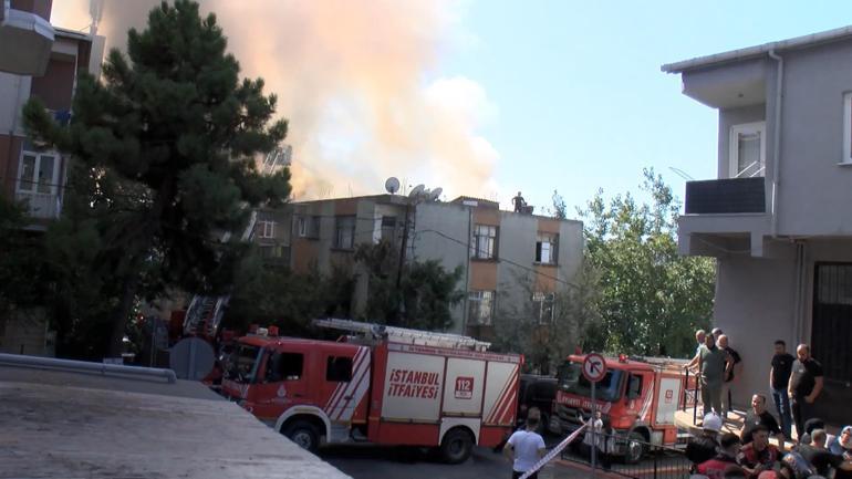 Ataşehirde 4 katlı binanın çatısı alev alev yandı; patlama anı kamerada