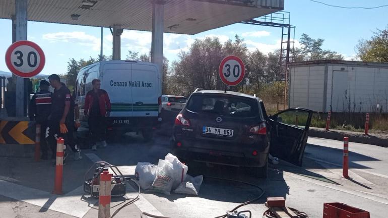 Otoyol gişelerinde beton duvara çarpan otomobilin sürücüsü öldü, eşi yaralı