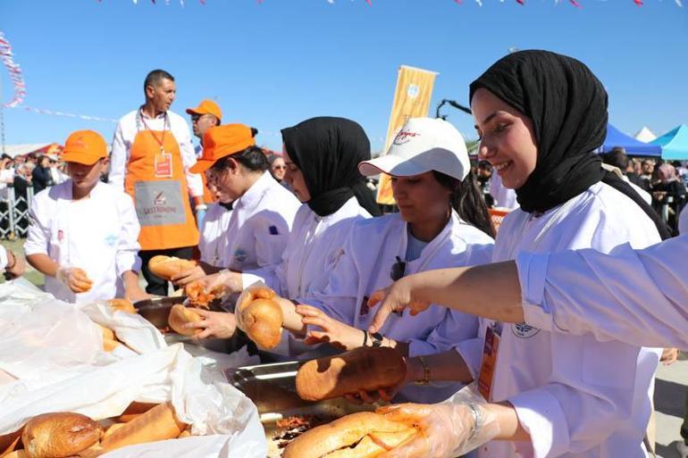 Kayseride vatandaşlara 1 ton sucuk döner dağıtıldı