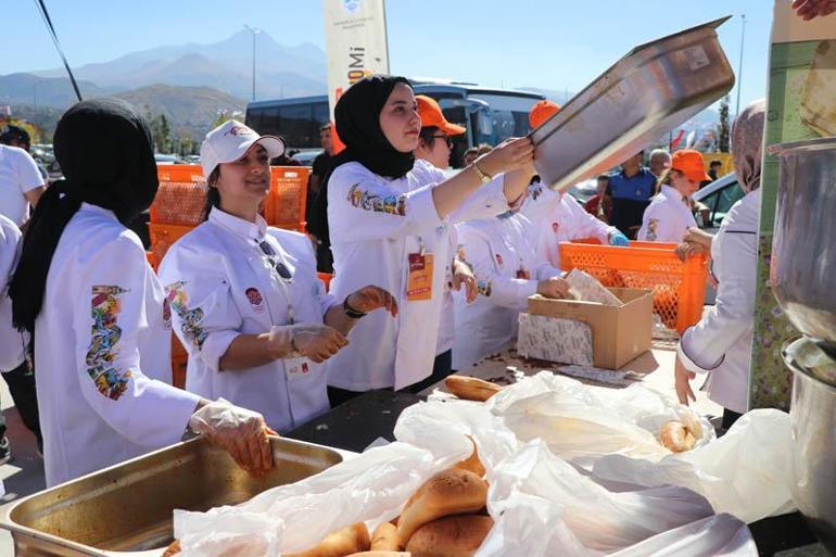 Kayseride vatandaşlara 1 ton sucuk döner dağıtıldı